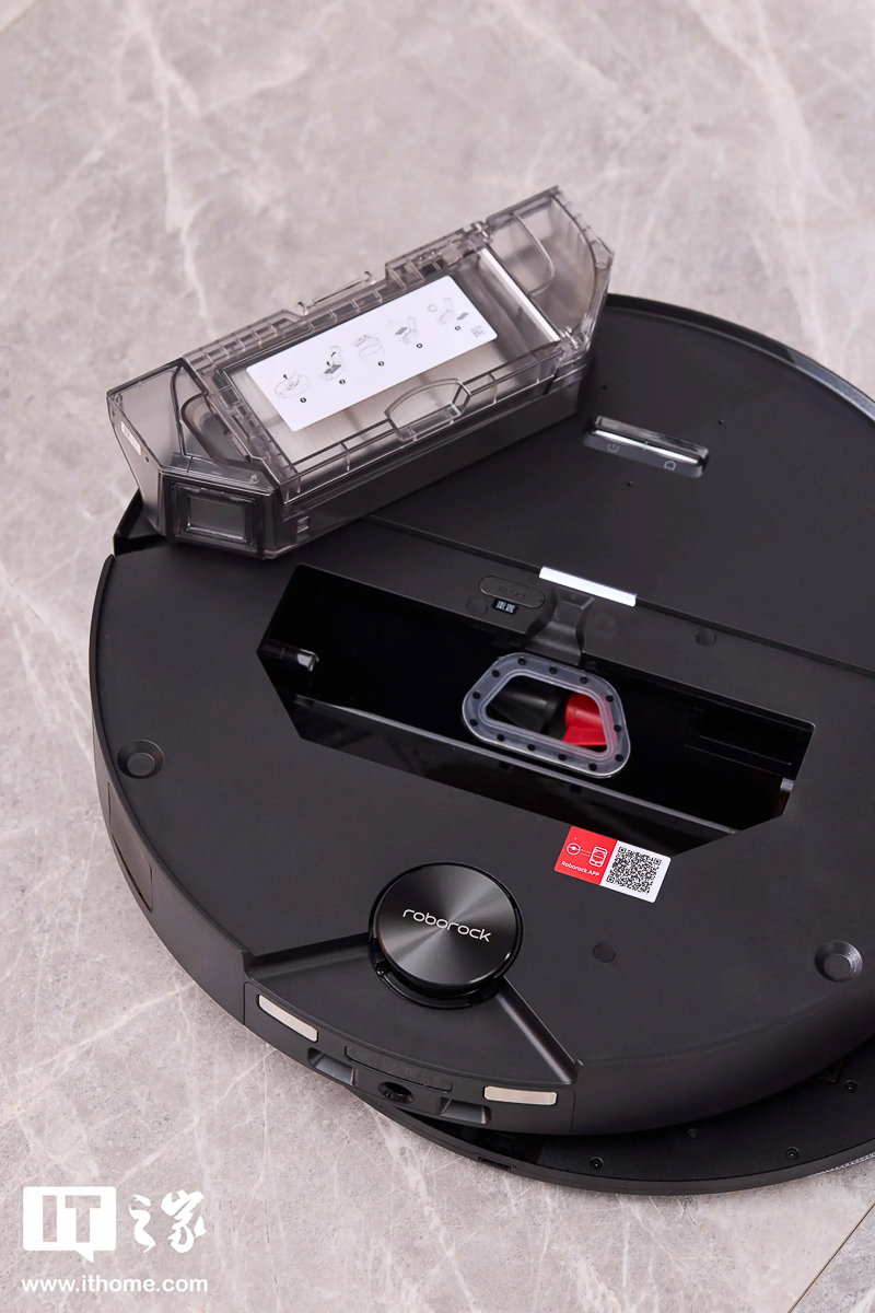 Hộp bụi và nước nóng nằm bên dưới nắp robot