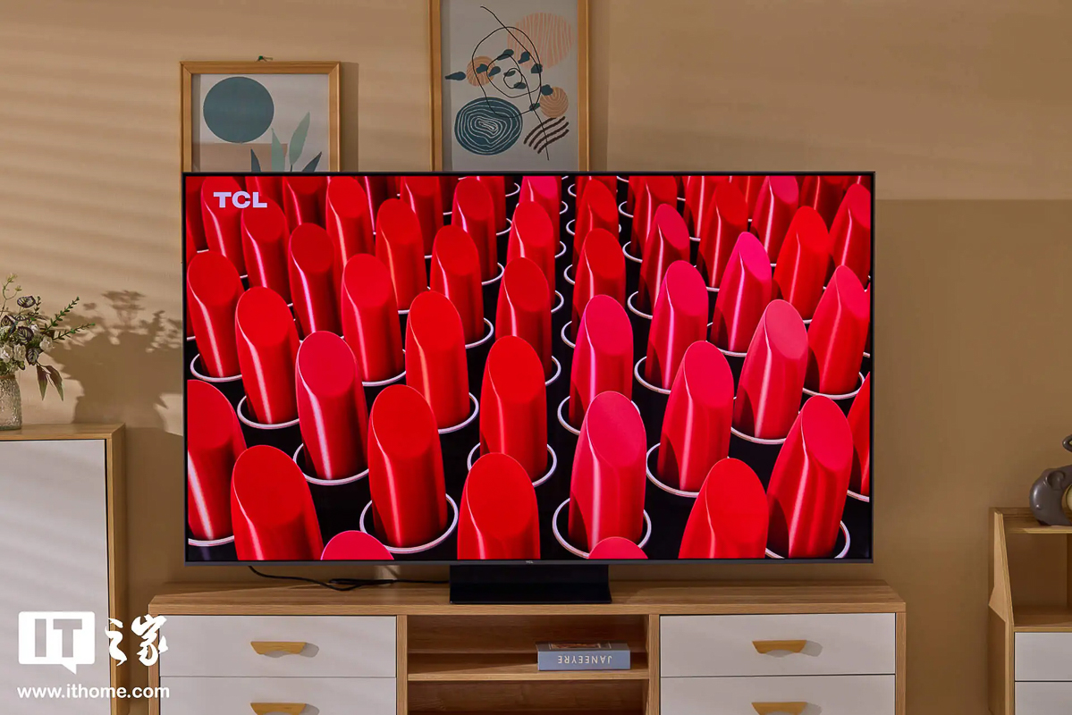 Thỏi son môi đỏ chót màu đỏ được hiển thị rất đậm, rất đúng với màu thực tế ngoài môi trường