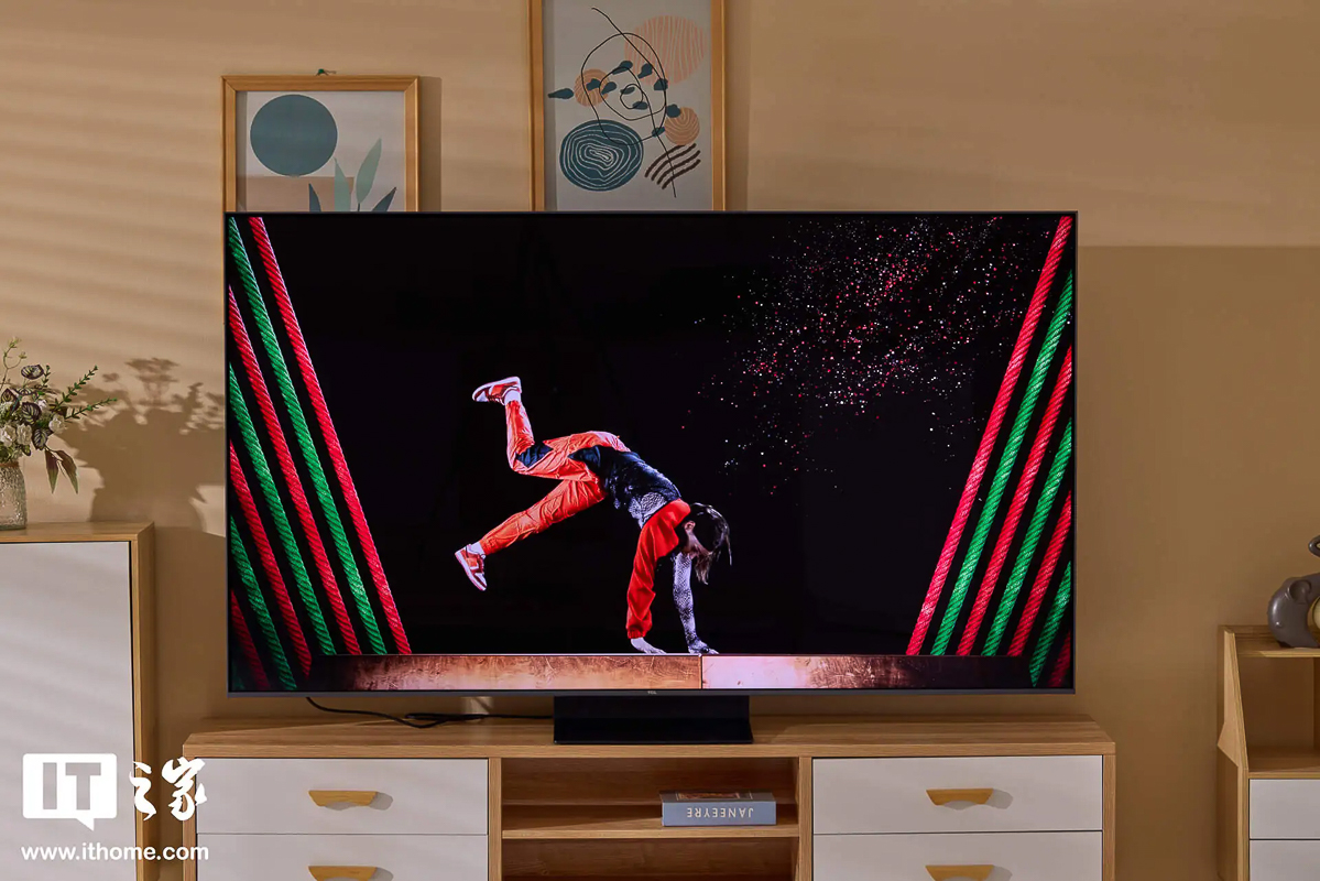 Màu sắc vẫn giữ được độ bão hòa cao mà không bị phai hay biến màu trong khung hình có độ sáng cao