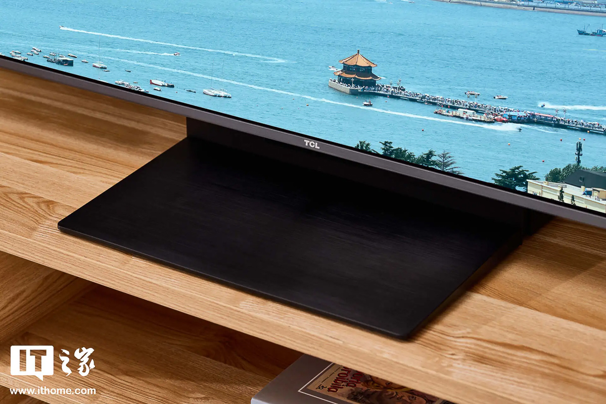 Phần giá đỡ, chân đế của TCL Q9M được thiết kế to bản