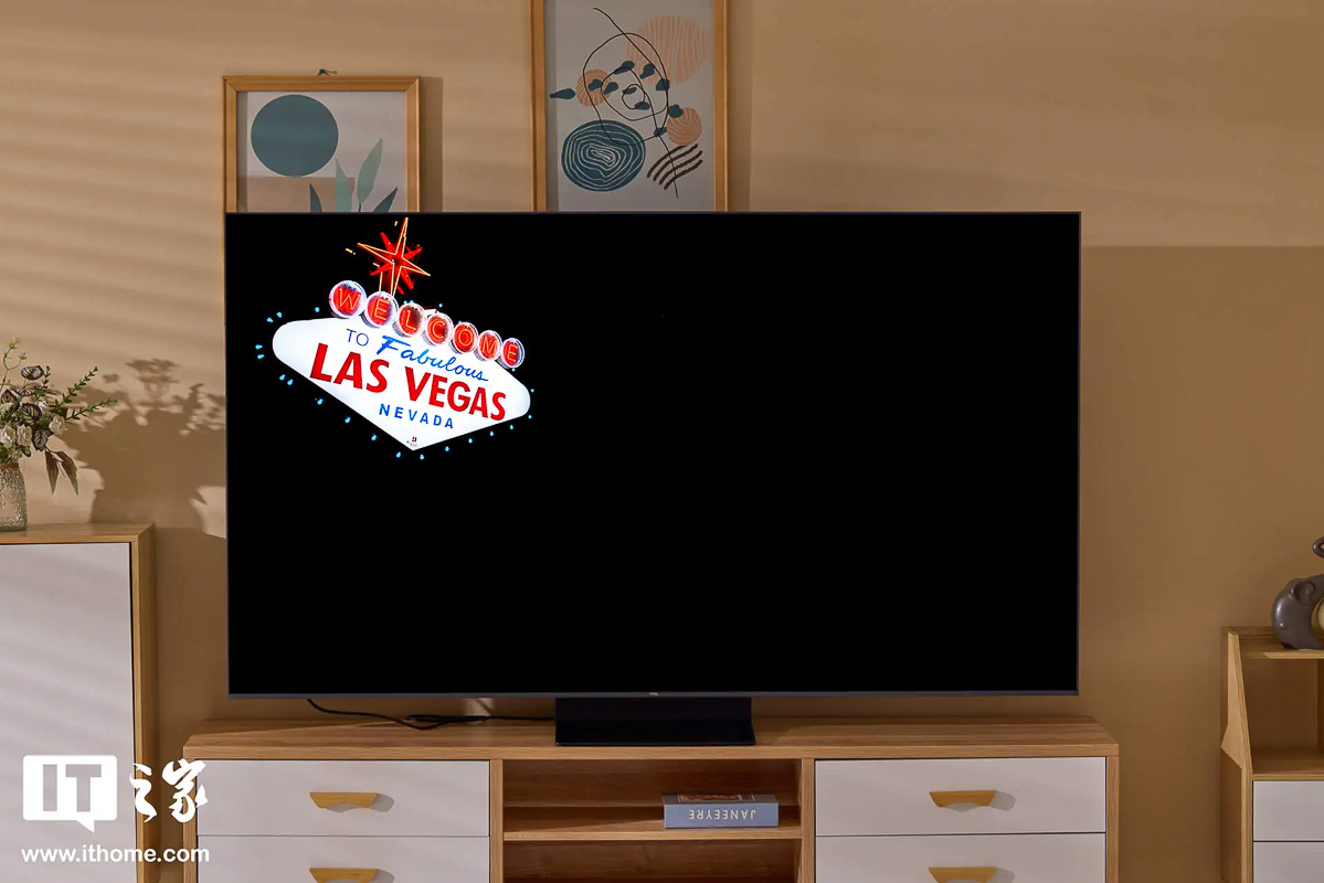 Đối với các khung hình có không gian tối, màu đen được hiển thị rất chính xác so với thực tế không bị ám màu hồng