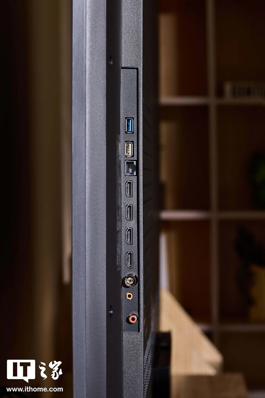 Các cổng kết nối đều sẽ được đặt theo chiều dọc và tất cả đều nằm ở cạnh phải màn hình