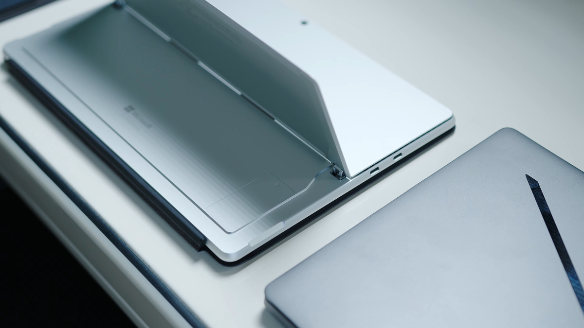Chân đế được tích hợp sẵn vào mặt lưng củaMicrosoft Surface Pro 2024