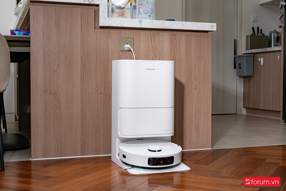 Trạm sạc và robot Dreame D20 Ultra