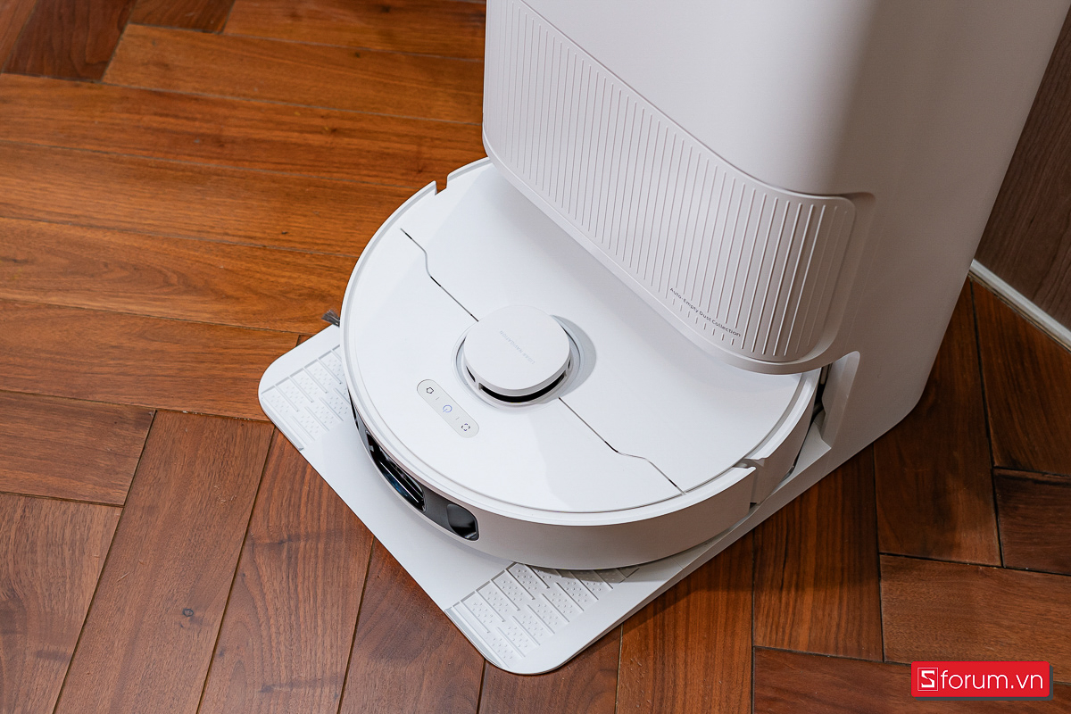 Dreame D20 Ultra trang bị cụm cảm biến LiDAR nhô cao ở phía trên và 3 nút chức năng
