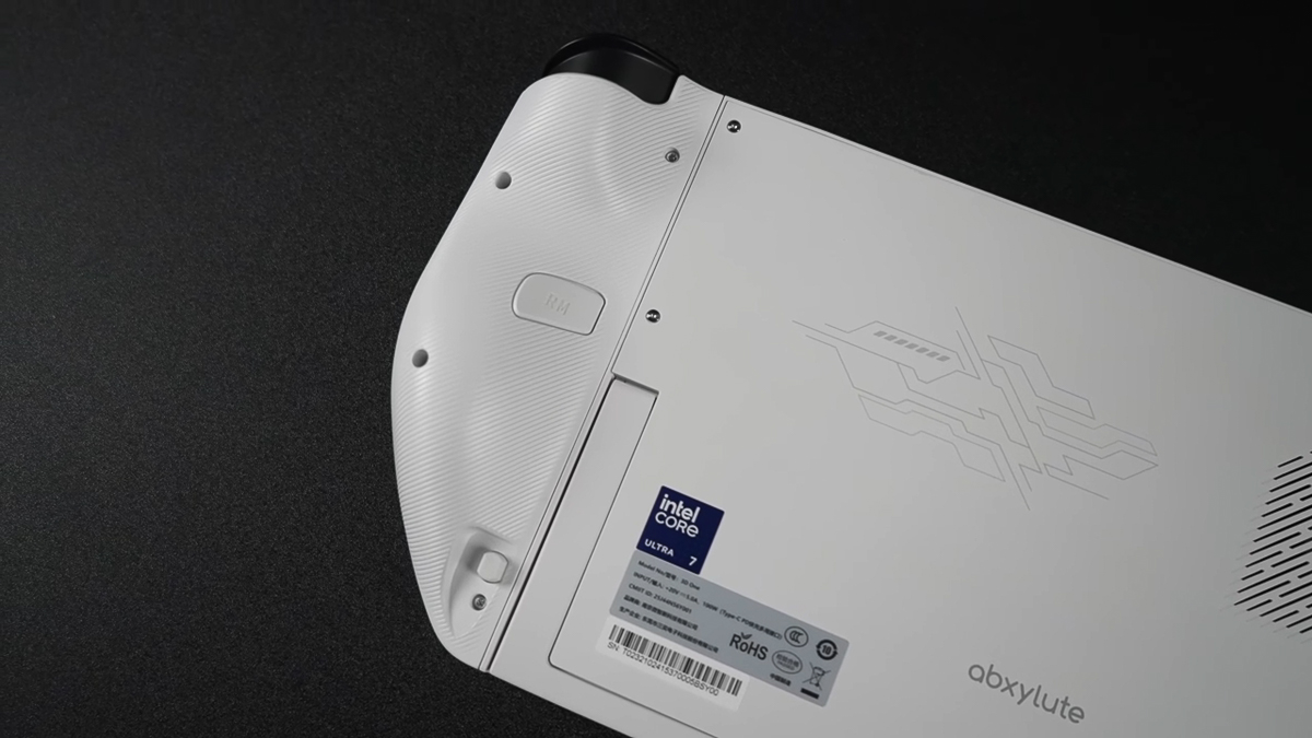 Mặt sau tay cầm có các dải vân sọc tăng cảm giác cầm nắm