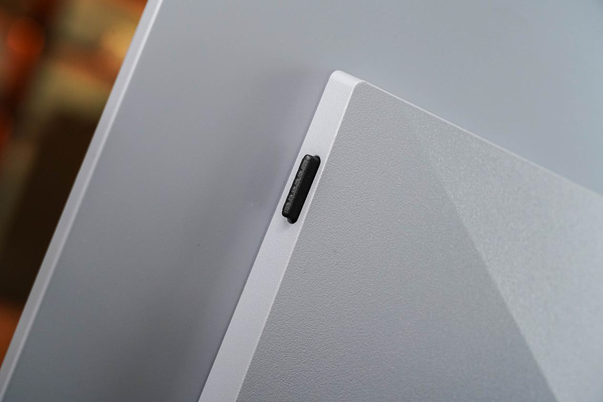 Có một thanh nhựa nhỏ màu đen ẩn bên trong