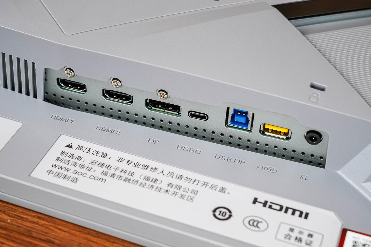 Bộ cổng kết nối của màn hình gaming AGON AGP327UZD