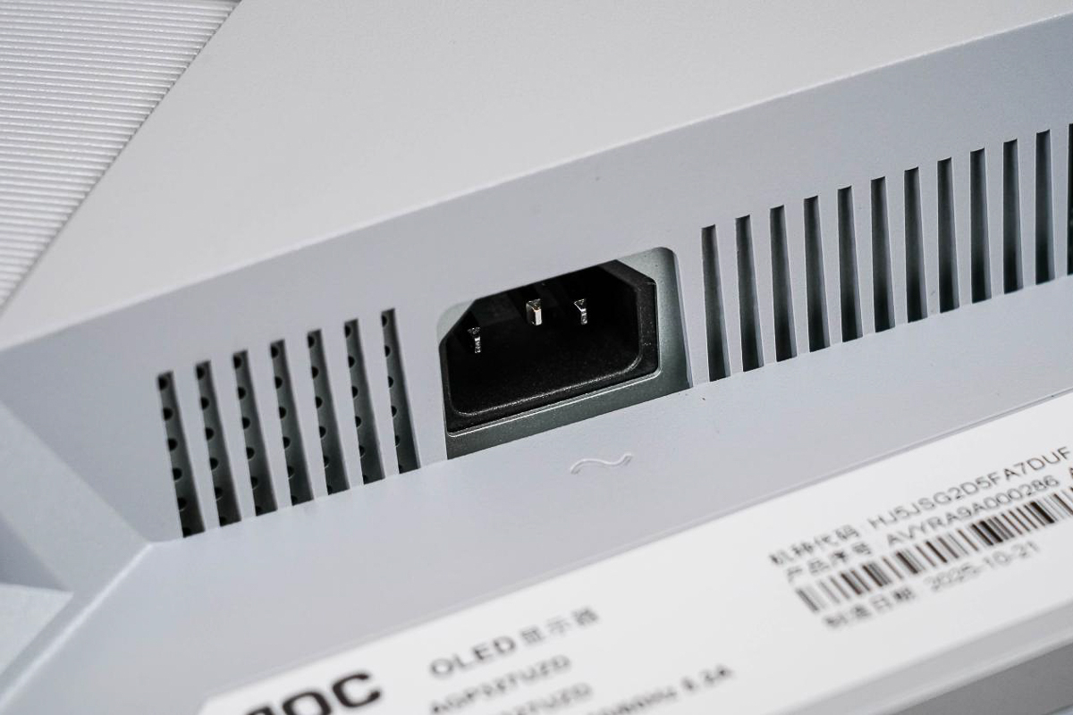 Cổng nguồn của màn hình gaming AGON AGP327UZD