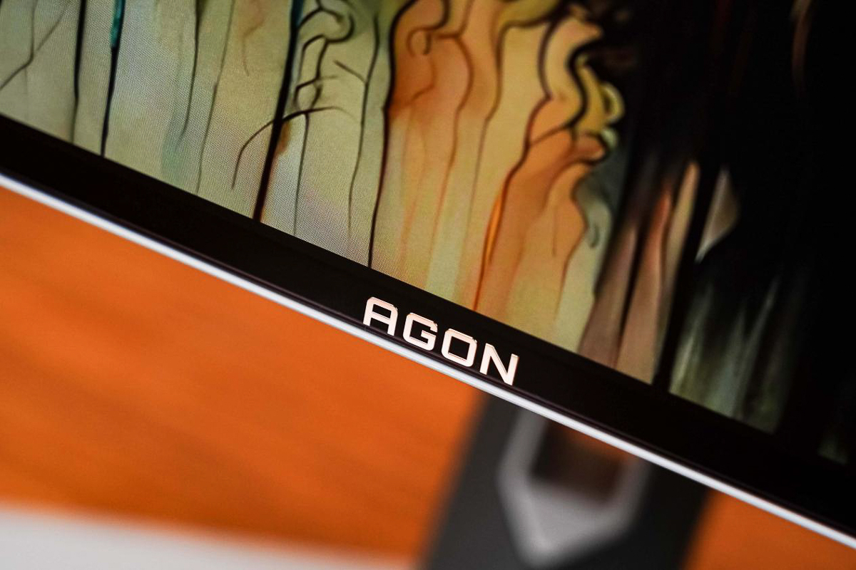 Logo AGON nằm ở viền dưới màn hình
