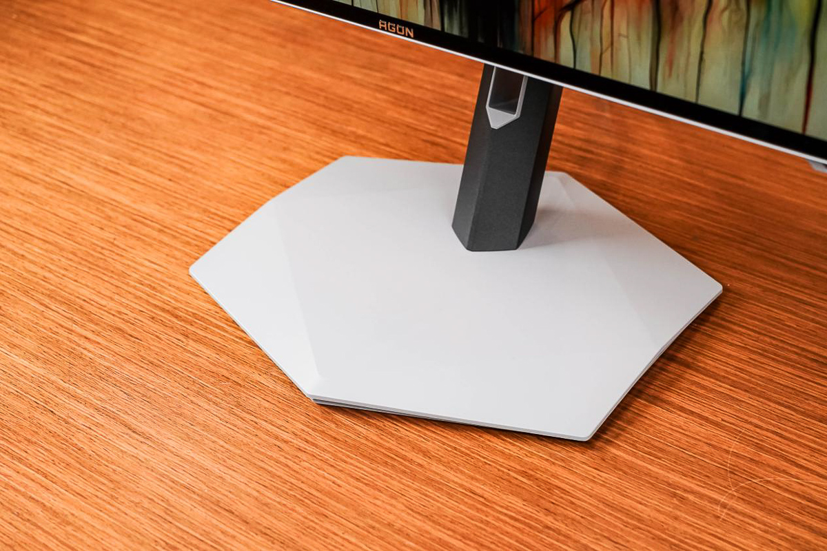 Phiên bản AGON AGP327UZD sử dụng chân đế lục giác