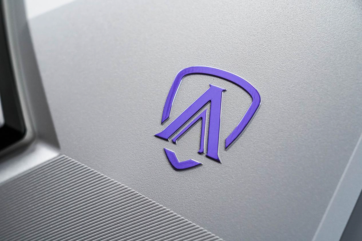 Logo AGON nằm ở phía sau màn hình