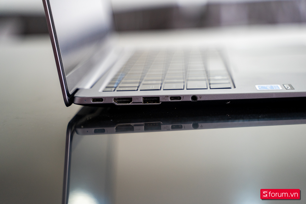 Bộ cổng kết nối đầy đủ và hiện đại hơn so với thế hệ trước của ASUS ExpertBook P5