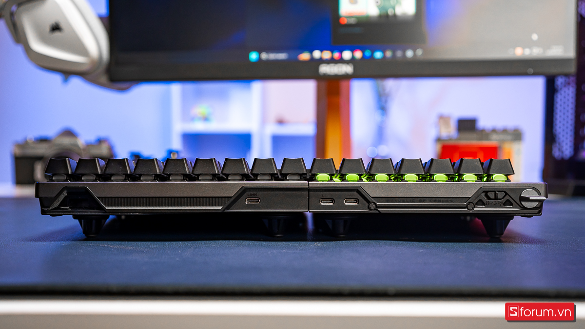 ASUS ROG Falcata có 3 cổng Type-C với 2 chức năng khác nhau