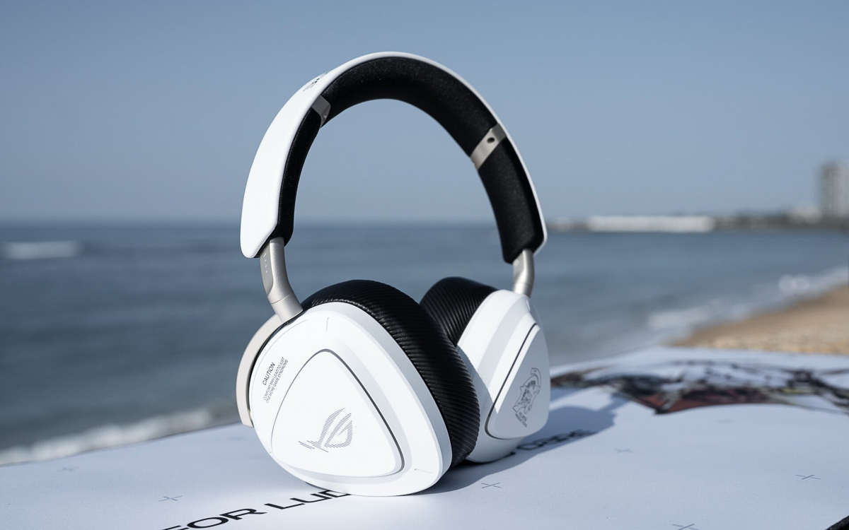 Tai nghe nặng khoảng 318 gram và có đệm tại êm ái khi đeo thời gian dài