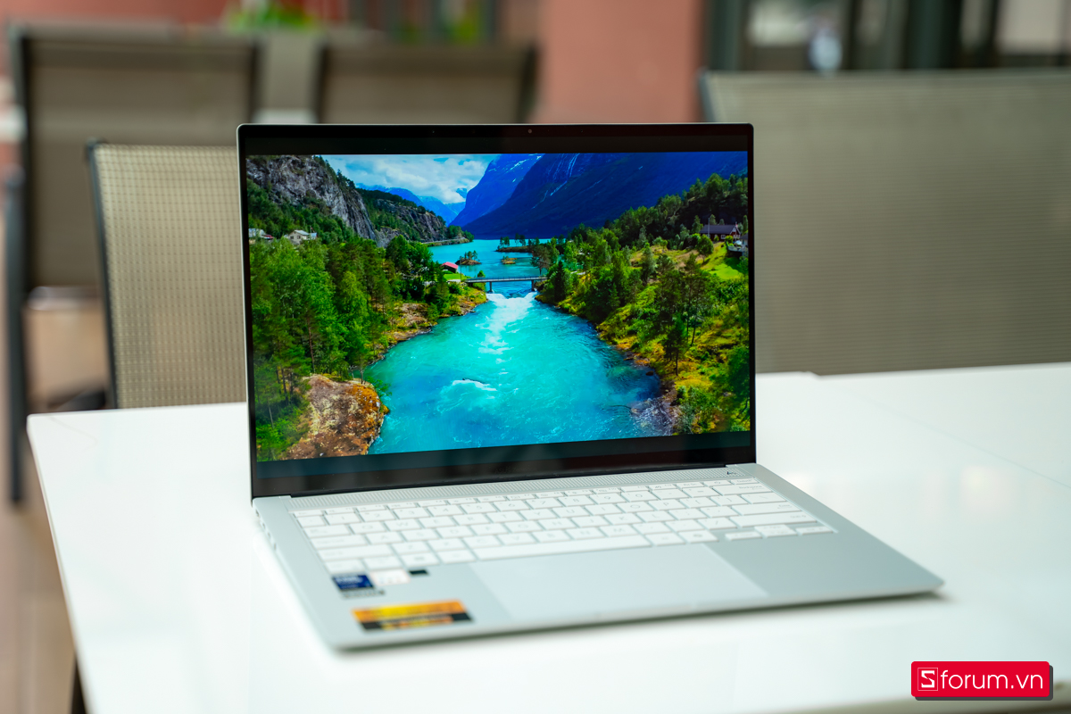 ASUS Zenbook S 14 OLED có màn hình OLED 3K cao cấp