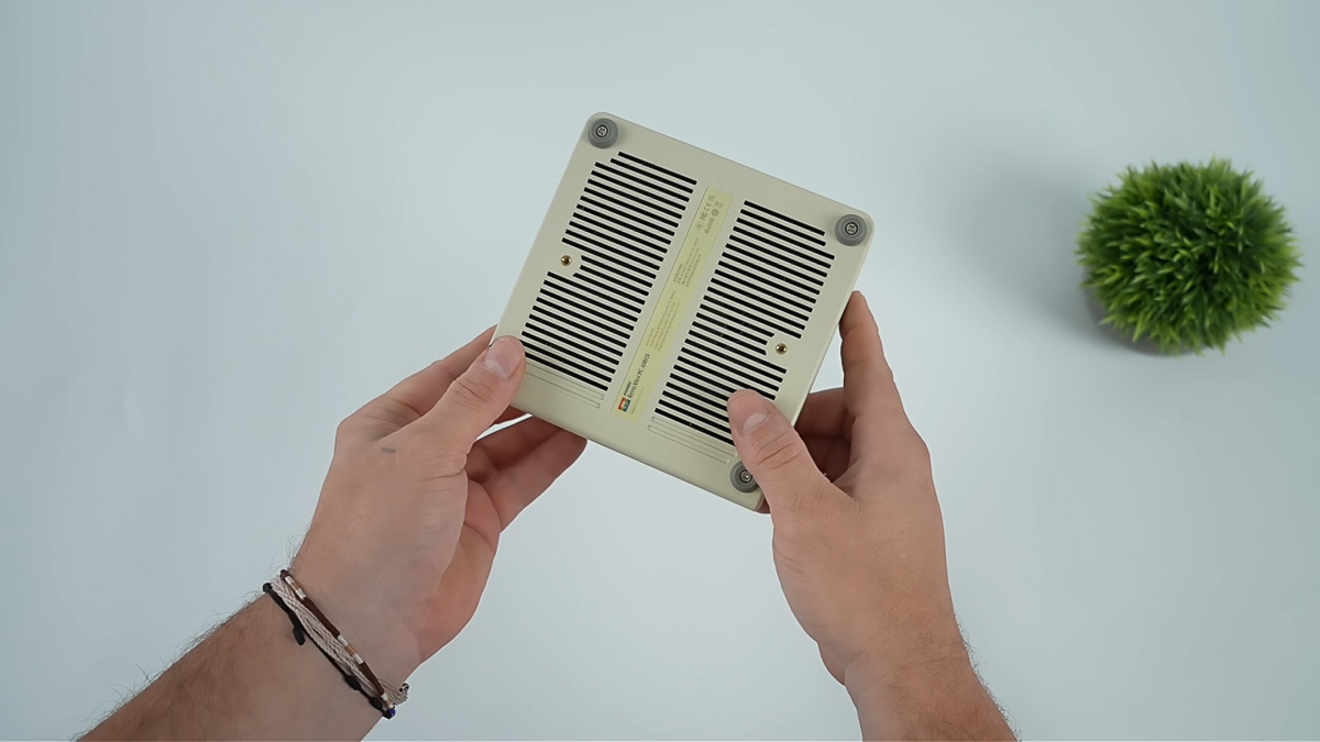 AYANEO AM01S được làm bằng nhựa với tone màu “Beige” đậm chất cổ điển