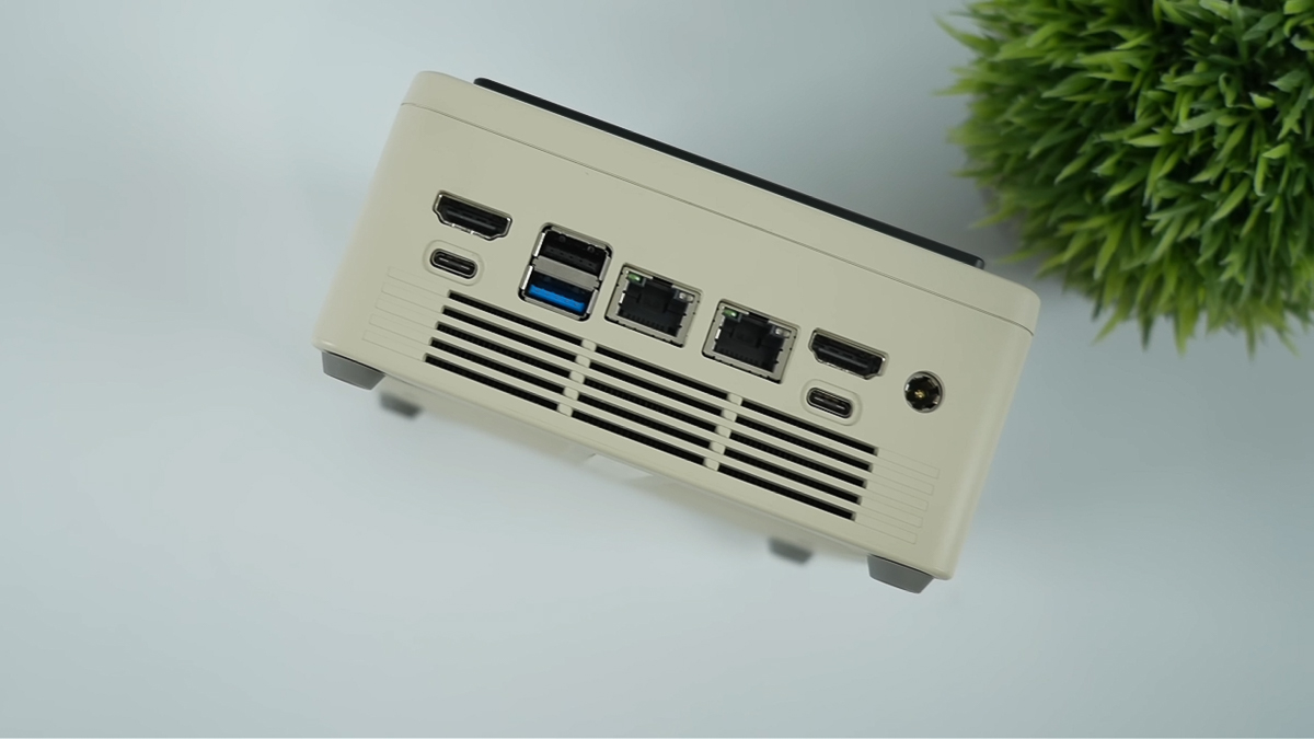 Ở mặt sau sẽ có thêm nhiều cổng kết nối hơn