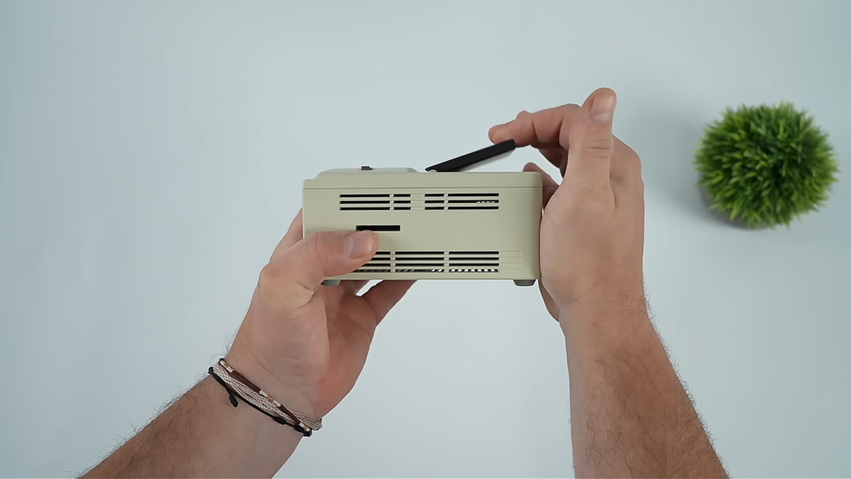 Màn hình AYANEO AM01S có cụm bản lề màn hình rất cứng cáp