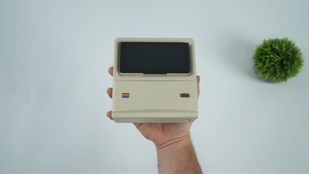 Mặt trên của AYANEO AM01S là nơi chúng ta được chiêm ngưỡng sự độc đáo của bộ Mini PC