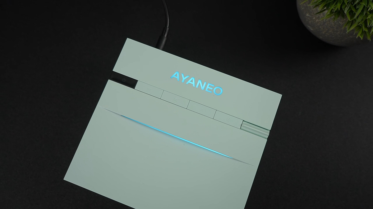 Ở mặt trên còn có một đường cắt xẻ ngang và có LED