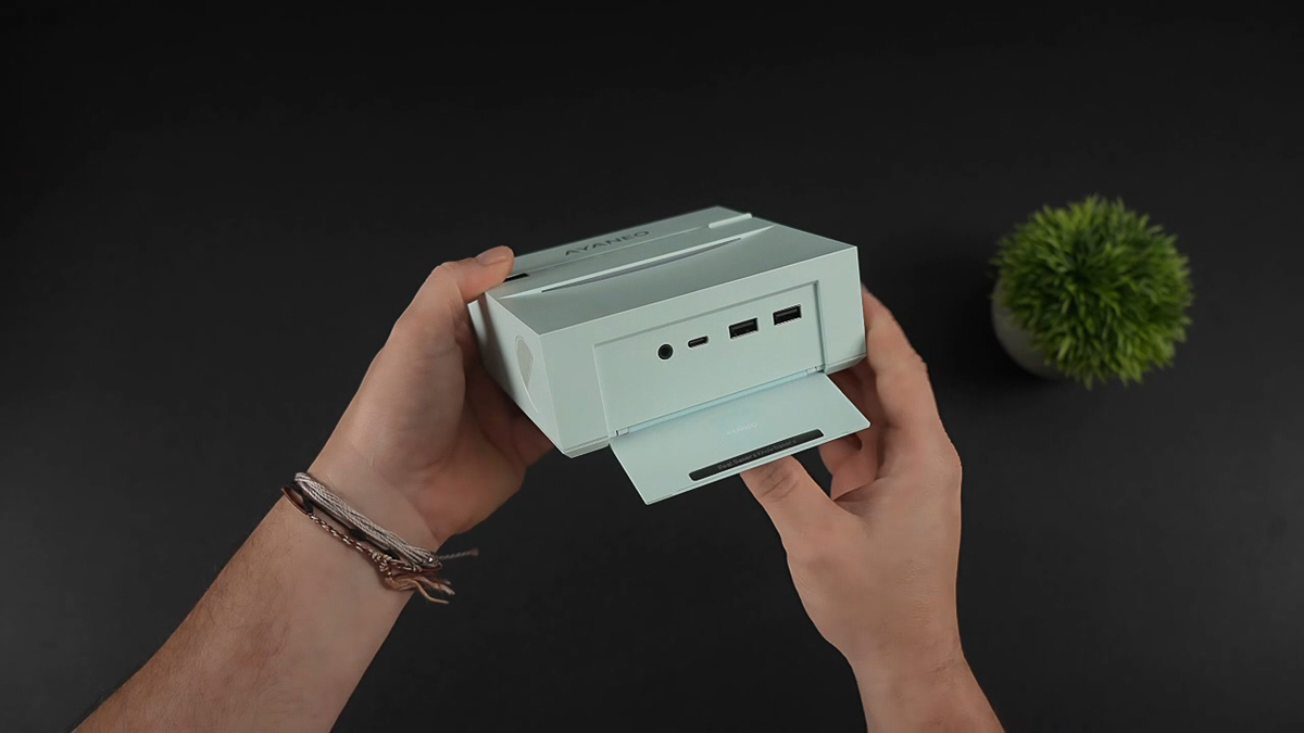 Nắp ẩn che đậy 4 cổng kết nối nằm ở mặt trước mini pc