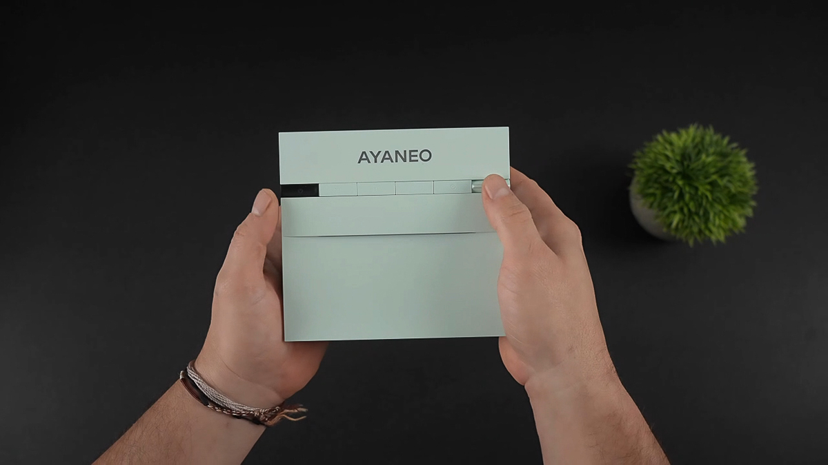 Có thêm con lăn tăng giảm âm lượng bên cạnh hàng nút chức năng