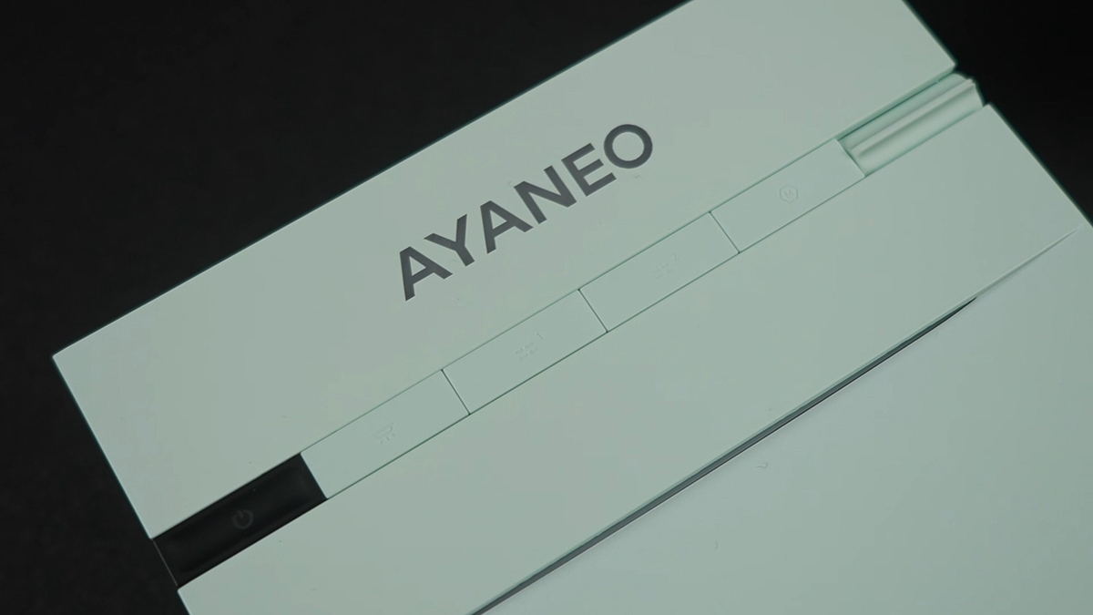 Ngay bên dưới logo AYANEO phát sáng là một hàng nút chức năng