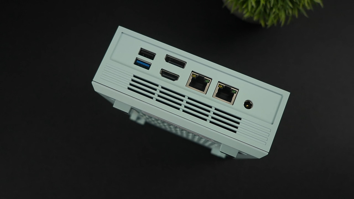 Bộ cổng kết nối ở cạnh sau mini pc