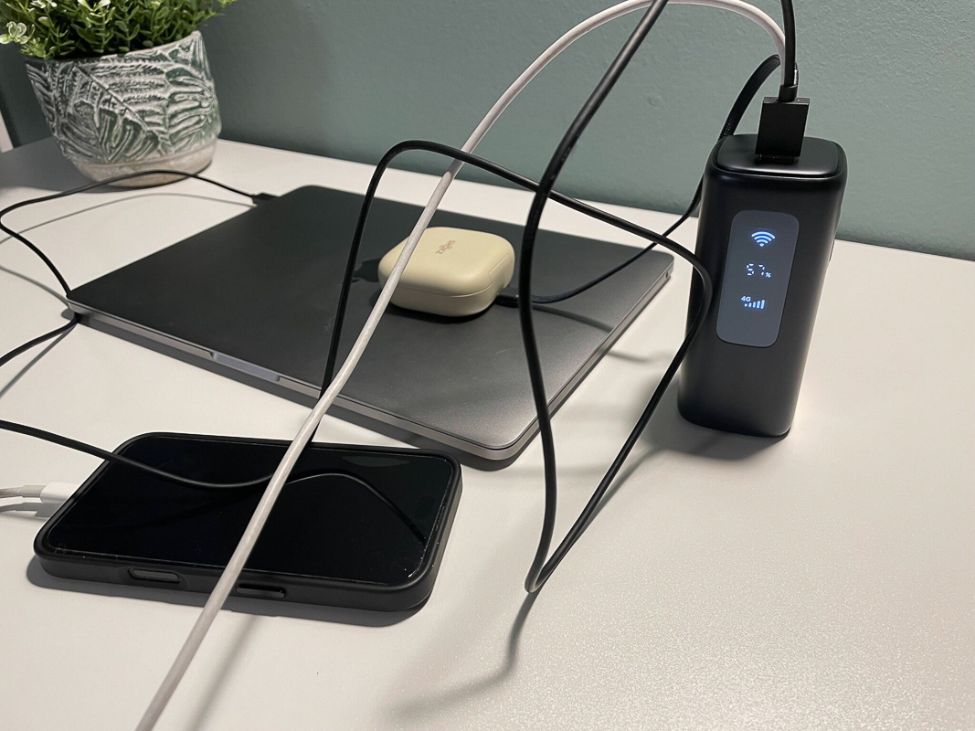 Tổng công suất đầu ra 3 cổng cùng lúc là 15W