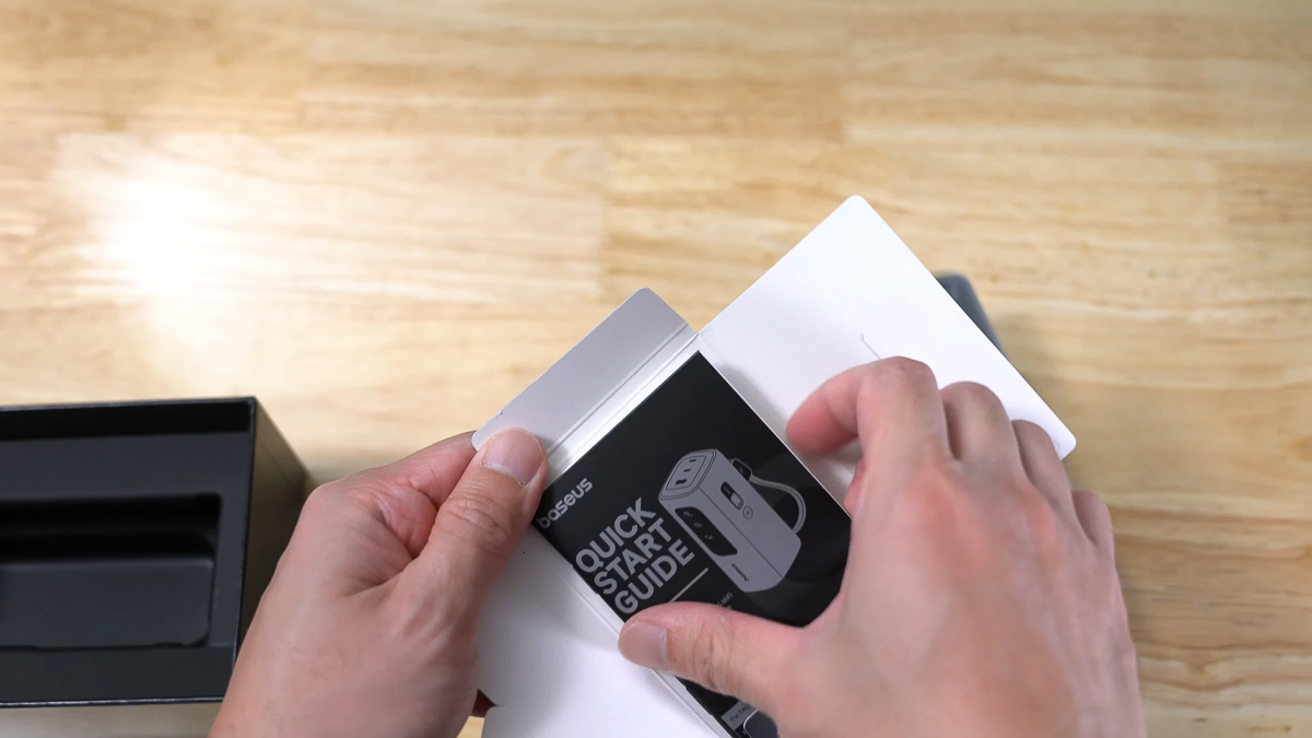 Chỉ có một tờ hướng dẫn sử dụng đi kèm với sạc dự phòng