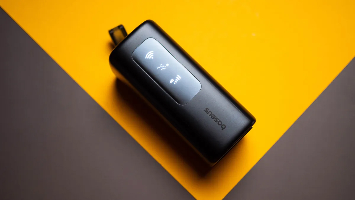 Mặt trước của Baseus EnerGeek GX11 có màn hình LED với chữ số màu trắng 