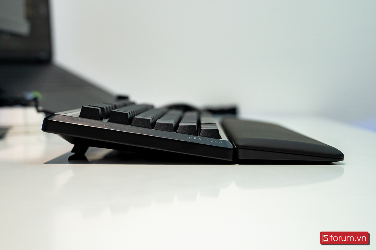 Mở kickstand để kê cao bàn phím và tạo góc gõ phím thoải mái hơn