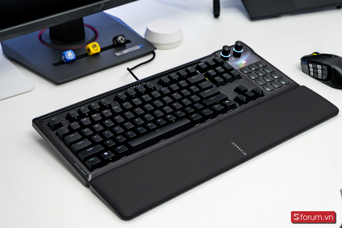 Corsair Galleon 100 SD có chiều dài 45cm và nặng xấp xỉ 1.4kg 