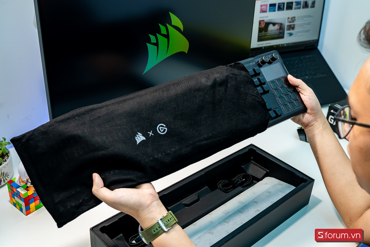 Corsair Galleon 100 SD đựng bên trong túi vải nhung