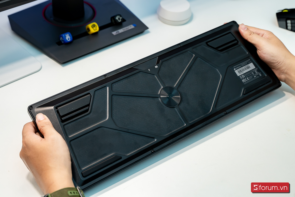 Mặt đáy của Corsair Galleon 100 SD rất cơ học và hầm hố