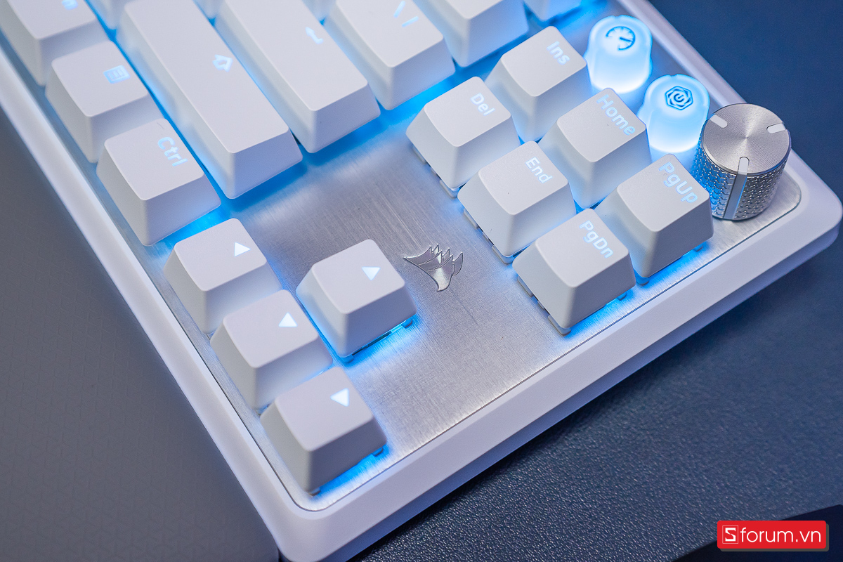Logo Corsair dập chìm trên plate nhôm