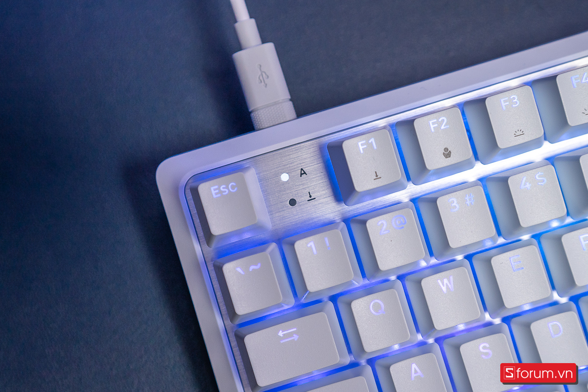 Cổng Type-C kết nối của phím sẽ nằm ở góc trên cùng bên trái với 2 đèn LED trạng thái