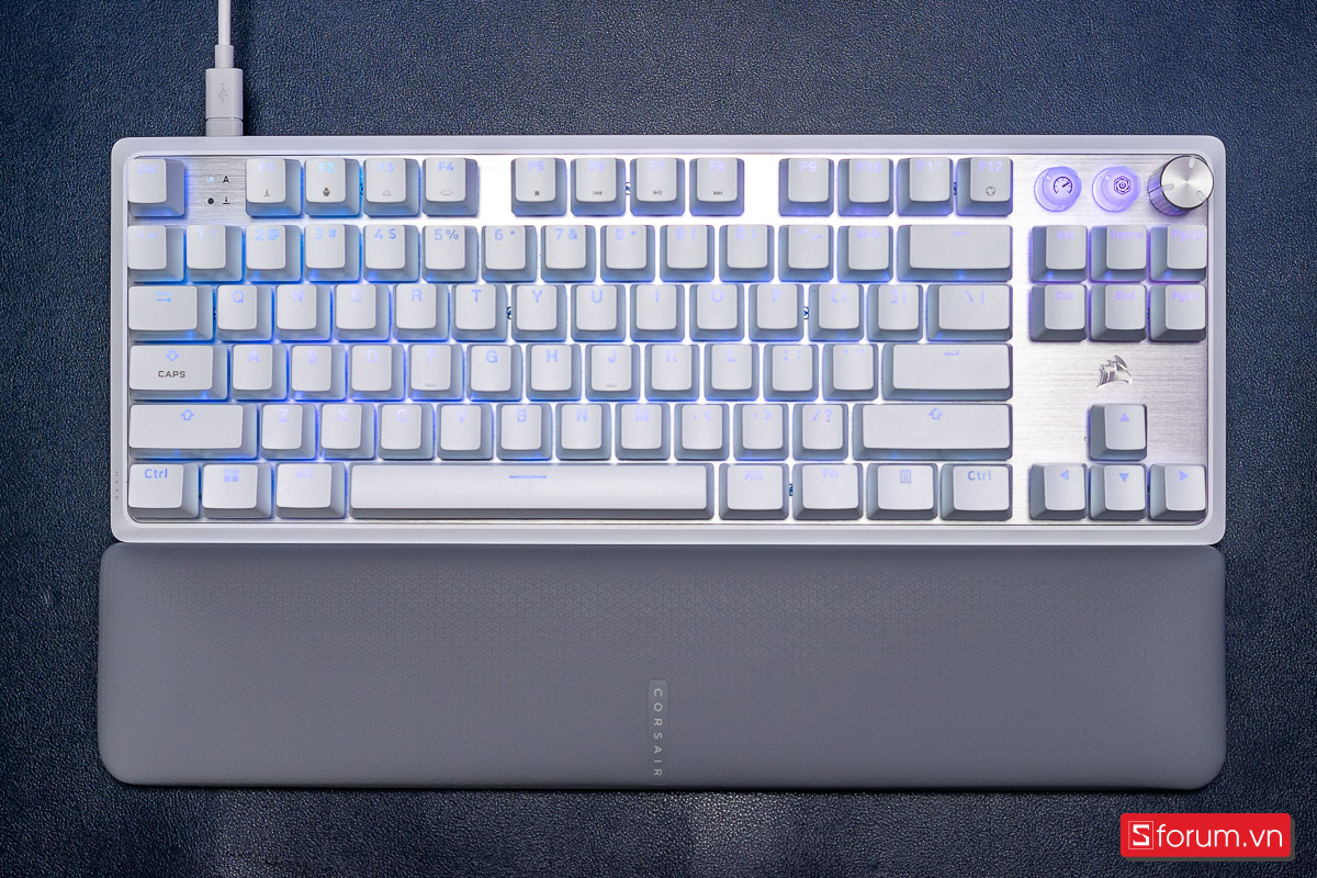 Corsair K70 Pro TKL được thiết kế chuẩn layout TKL (Tenkeyless) với 84 nút bấm