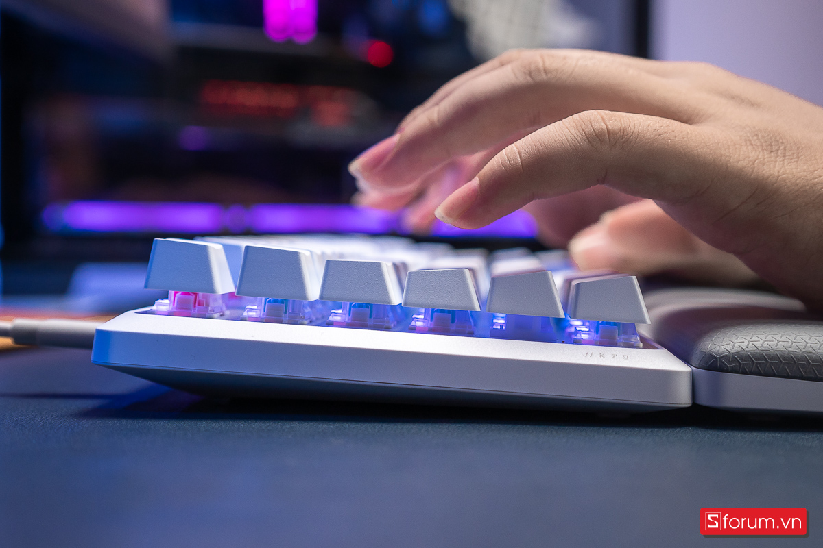 Corsair K70 Pro TKL sử dụng profile OEM có độ cao hơn profile Cherry một chút