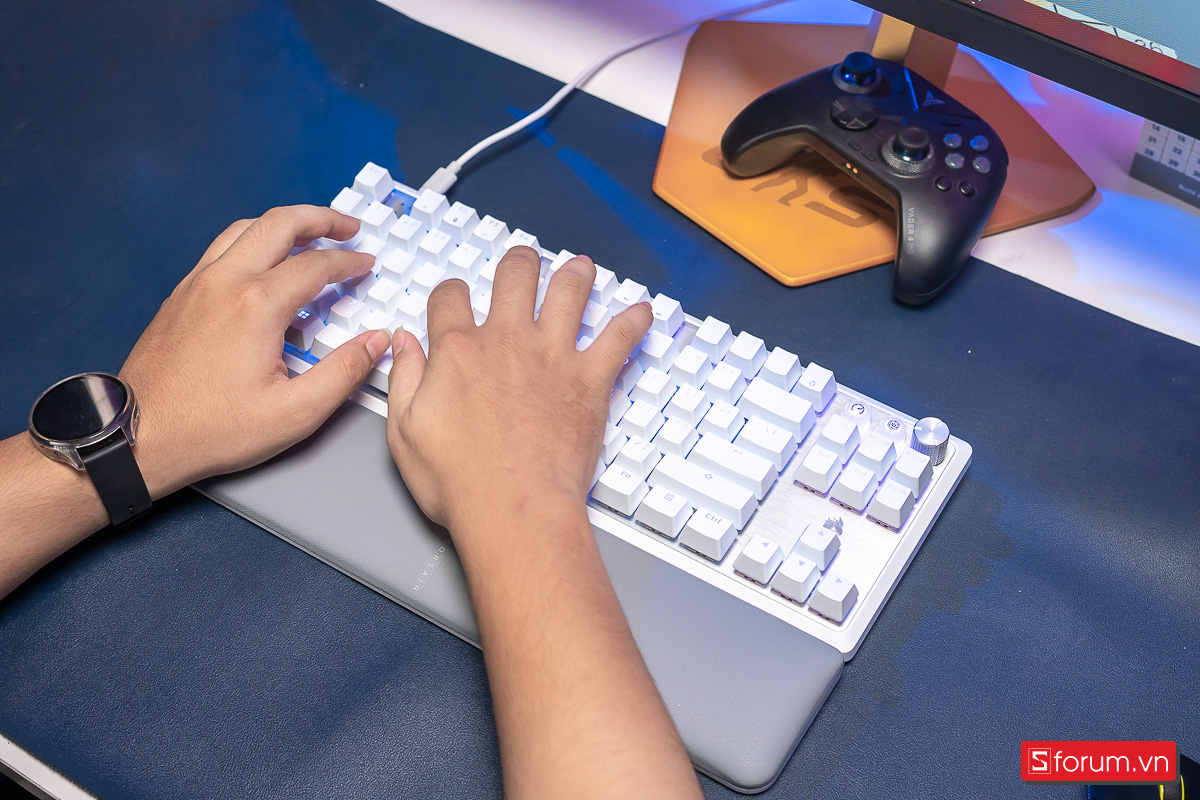 Mọi thao tác bấm từ SpaceBar cho đến các nút bấm ở hàng Alpha đều cực kỳ mượt mà