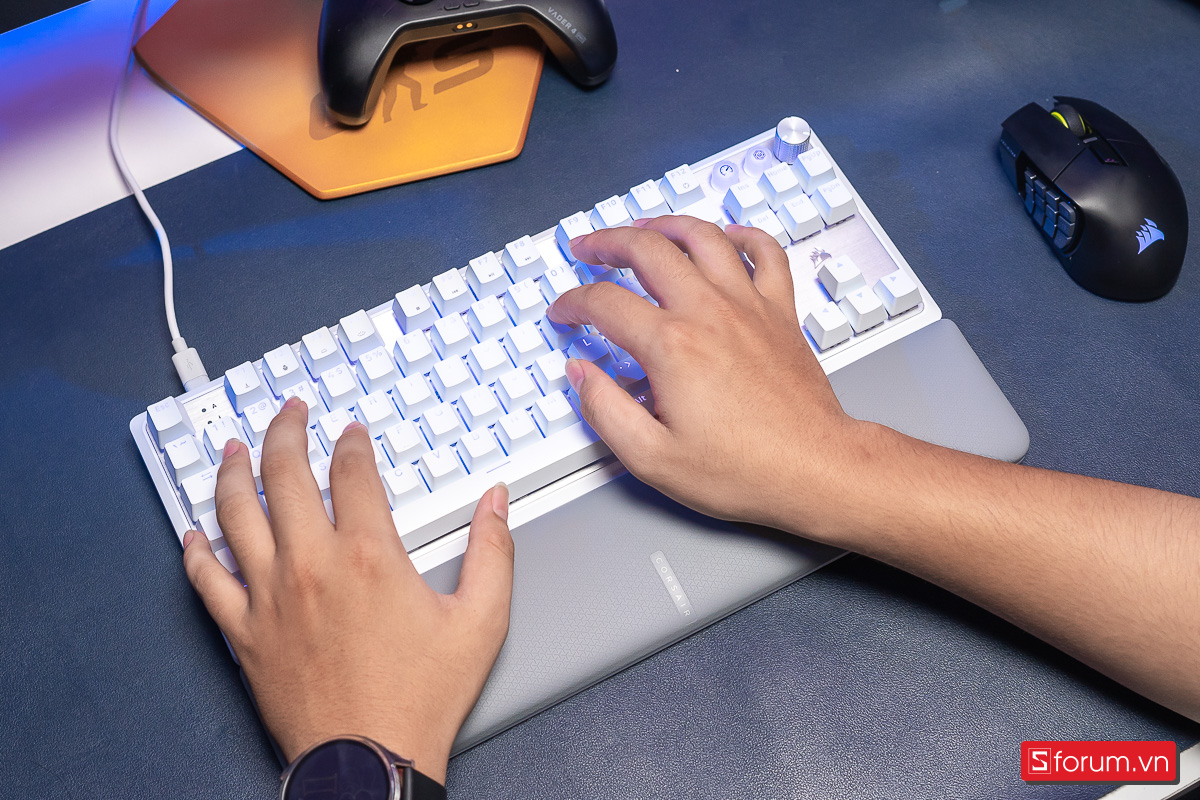 Corsair K70 Pro TKL cho ra một profile âm rất đều, âm lượng vừa phải, không quá ồn hoặc quá nhỏ