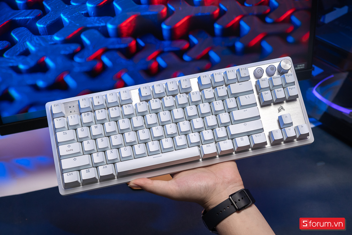 Độ đầm nặng chắn chắn của Corsair K70 Pro TKL được cảm nhận rõ rệt khi cầm