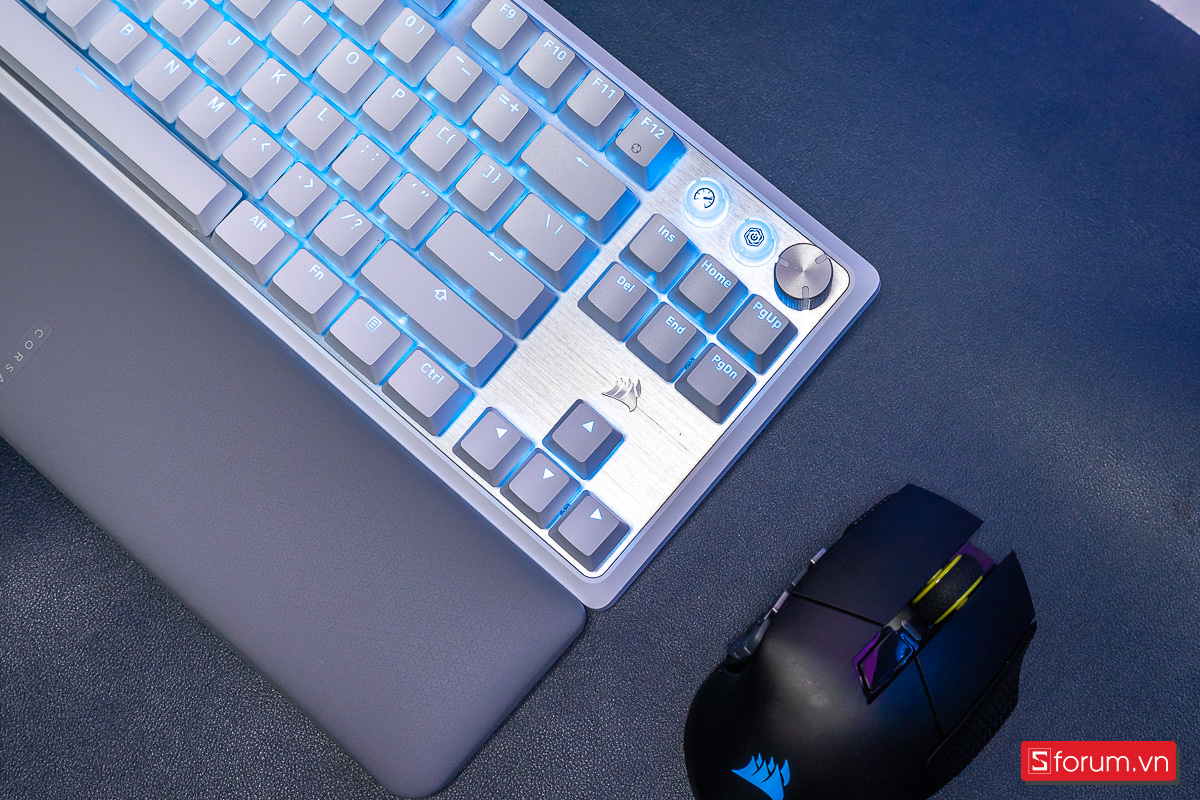 Corsair K70 Pro TKL thiết kế phần cứng và keycap tỏa LED lung linh đều mắt rất đẹp