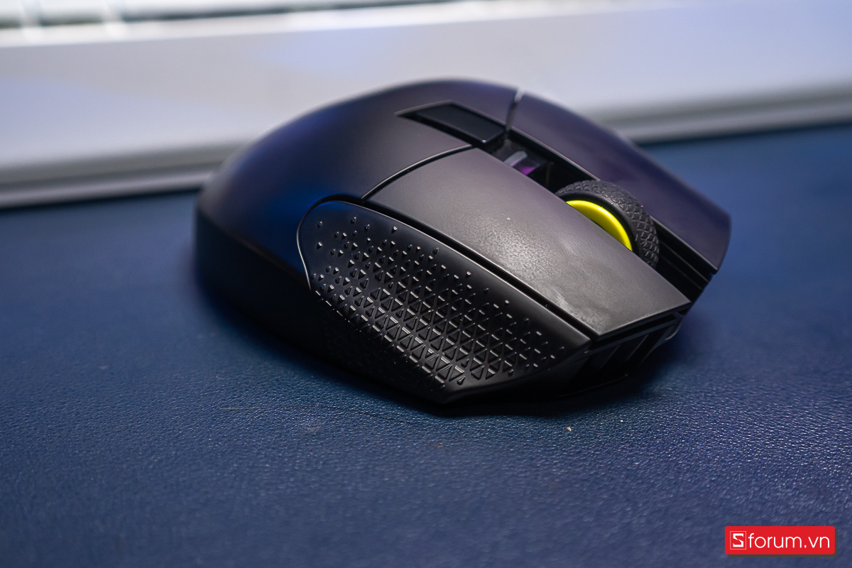 Corsair Scimitar Elite Wireless SE MMO có thời lượng pin 500 tiếng ở chế độ Bluetooth