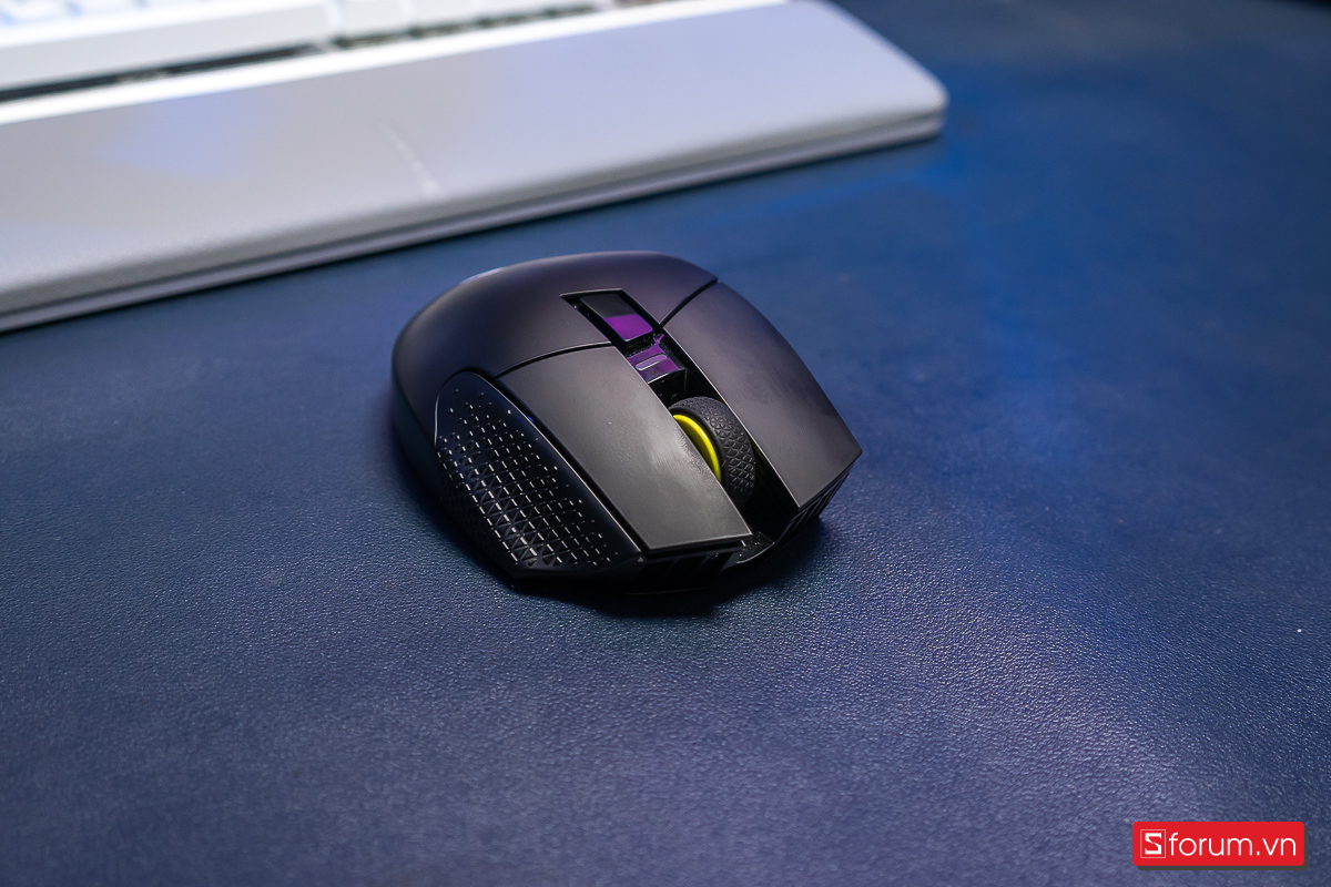 Thân chuột Corsair Scimitar Elite Wireless SE MMO có nhiều điểm nhấn