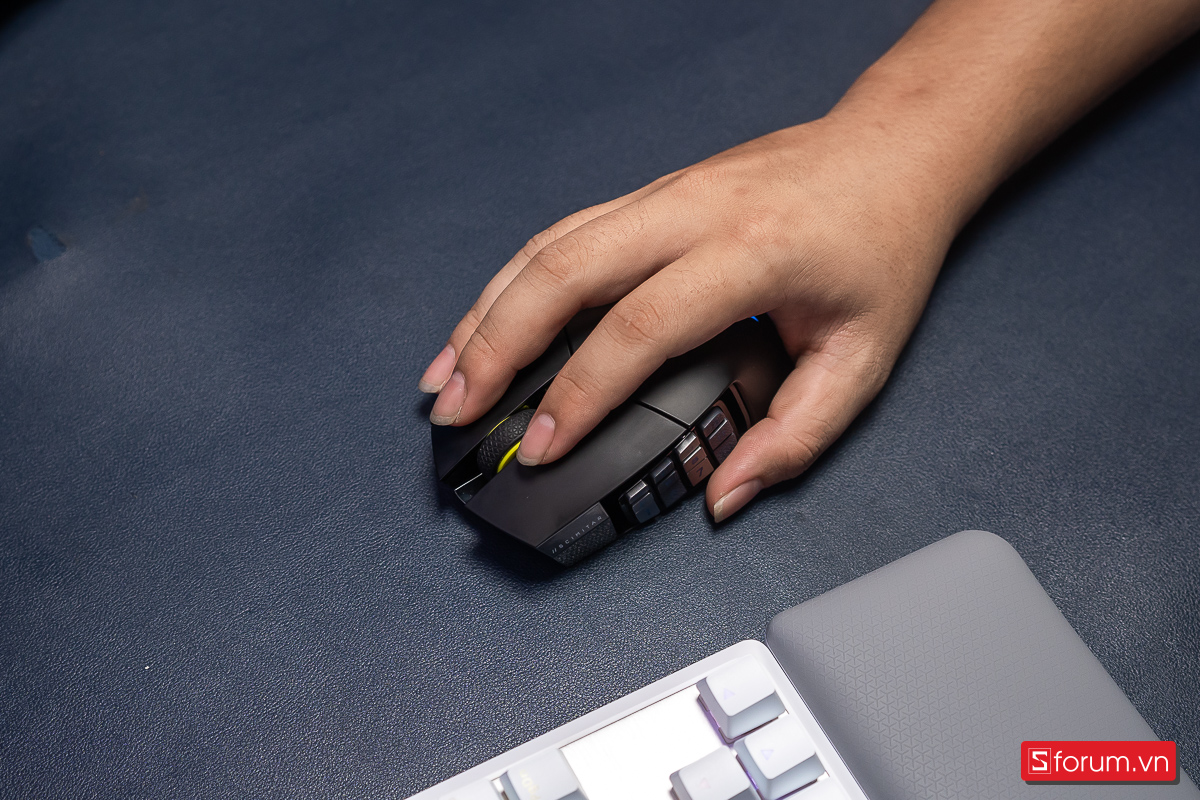 Corsair Scimitar Elite Wireless SE MMO cho cảm giác rất đầm, nặng vừa phải