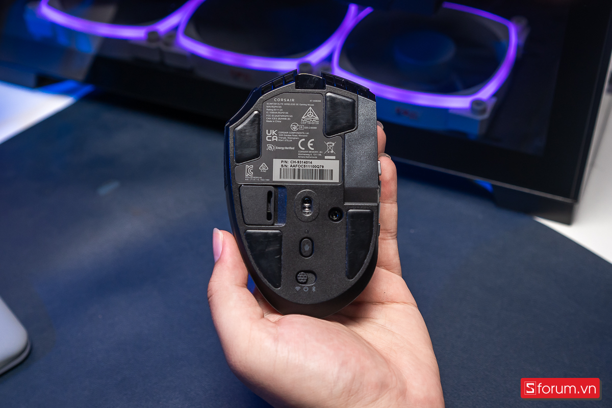 Mặt đáy của Corsair Scimitar Elite Wireless SE MMO