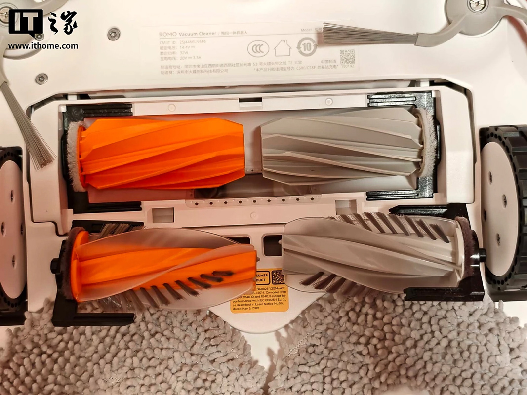 DJI ROMO P còn tặng kèm thêm 2 trục chổi chống rối với các sợi lông xen kẽ