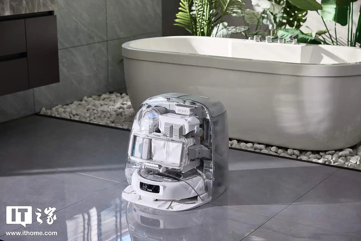 Chỉ có phiên bản ROMO P mới có phần vỏ của cả robot và trạm sạc trong suốt